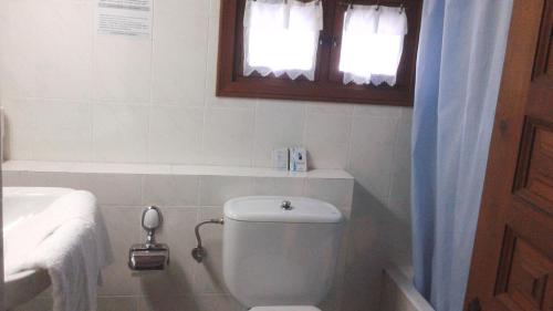 埃斯皮纳马Hostal Puente Deva的一间带卫生间、水槽和窗户的浴室