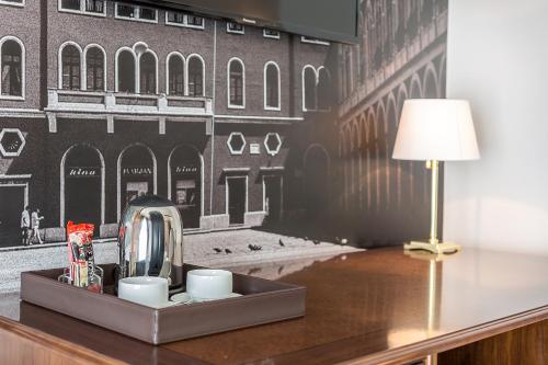 斯普利特辉煌宫住宿加早餐旅馆的一张桌子、咖啡壶和台灯