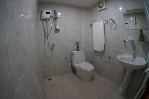 奈扬海滩普吉岛TT南野海滩酒店的一间带卫生间和水槽的浴室