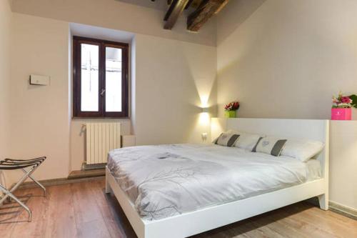 罗马纳沃纳鲁本斯公寓的卧室配有一张白色大床
