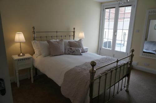 切斯特No. 23 at The Moorings, Chester的一间卧室设有一张大床和一个窗户。