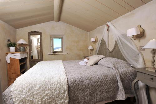 奥佩德Résidence Les Petitons的一间卧室配有一张带天蓬的大床