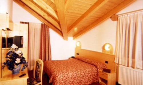 帕苏德尔托纳莱蓝天酒店的卧室配有一张床