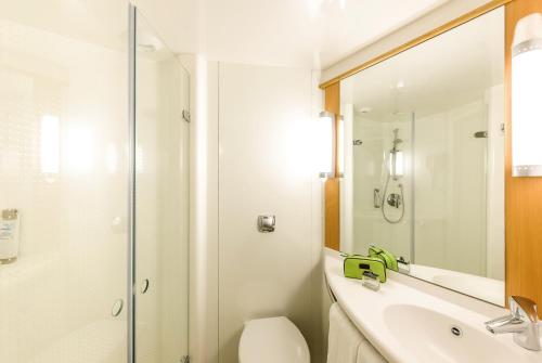 卢加诺Ibis Lugano Paradiso的浴室配有卫生间、盥洗盆和淋浴。