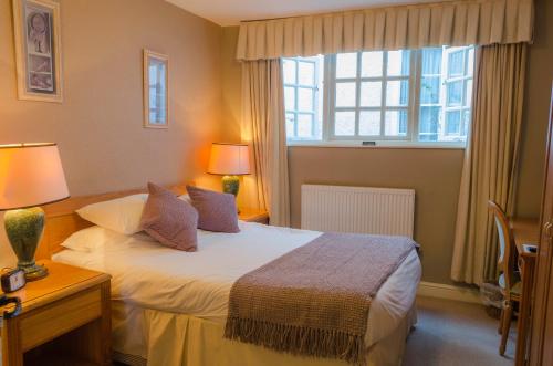 阿伯加文尼金斯海德酒店的一间卧室设有一张床和一个窗口