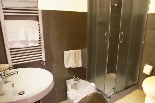 罗马梅露拉那套房酒店的带淋浴、盥洗盆和卫生间的浴室