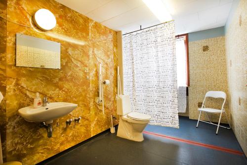 Hjertebjerg埃姆霍尔潘森酒店的一间带卫生间和水槽的浴室