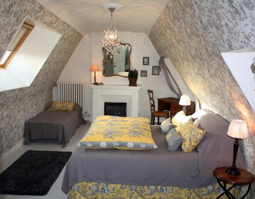 贝叶罗吉斯勒斯日帕特斯酒店的一间卧室设有两张床和一个壁炉