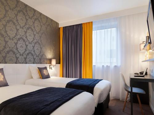 圣皮耶尔代科尔普基里亚德图尔圣皮埃尔库尔车站酒店的酒店客房配有两张床和一张书桌