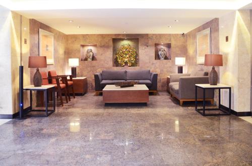 墨西哥城Hotel Marlowe Centro Histórico的大厅,在大楼里设有沙发和桌子