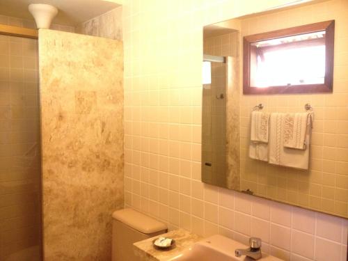 布希奥斯Barlavento Suites的一间带水槽和镜子的浴室