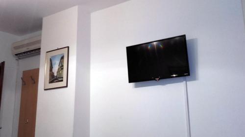 斯拉沃尼亚布罗德Rooms Aračić的挂在墙上的平面电视