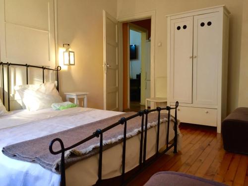 索非亚英特霍斯特客房和公寓旅馆的一间卧室配有一张黑色床架