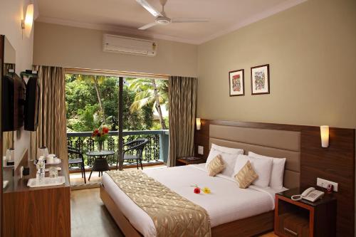 帕纳吉夏威夷舒适酒店的酒店客房设有一张床和一个阳台。