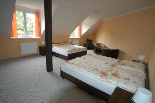 切拉科维采托斯卡酒店的酒店客房设有两张床和窗户。