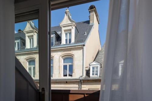 卢森堡纪尧姆套房公寓的从窗户可欣赏到建筑的景色