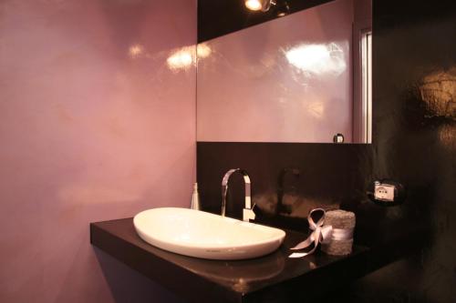 拉齐塞Ca' Ottocento的浴室设有白色水槽和镜子