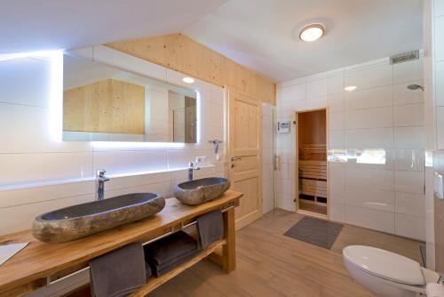 阿尔陶塞Haus Loserblick的一间带两个盥洗盆和淋浴的浴室