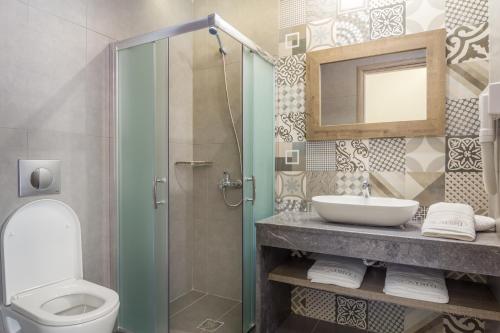 斯卡拉伯塔麦斯Seabird Apartments的浴室配有卫生间、盥洗盆和淋浴。