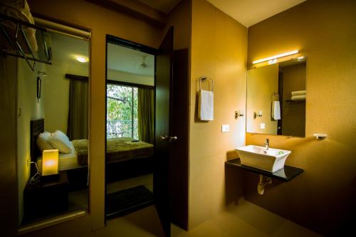 阿伯来Pinnacle Holiday Homes的一间带水槽和镜子的浴室