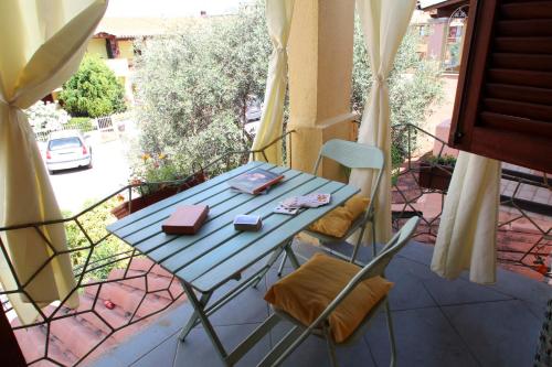 奥尔比亚Guesthouse Nuvole的天井上的蓝色桌椅