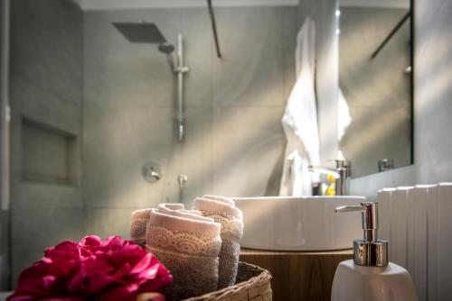 巴勒莫迪莫拉托伦姆扎公寓的一间带水槽和一篮毛巾的浴室