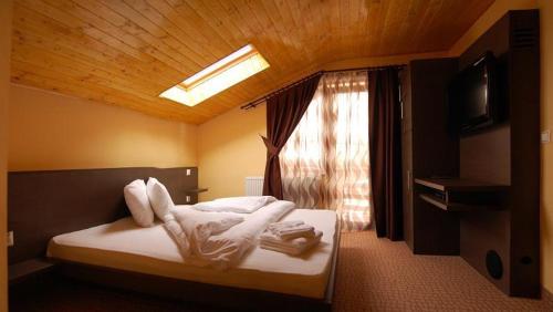 斯特拉扎维拉巴托索瓦雷酒店的一间卧室配有带毛巾的床
