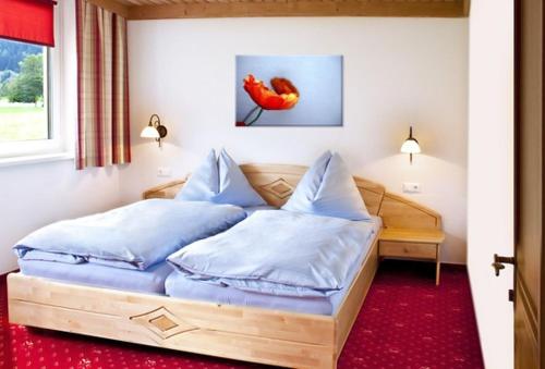 巴德小基希海姆豪斯娜佳公寓的一间卧室配有两张带蓝色枕头的床