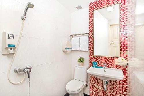 新加坡Hotel 81 Kovan的一间带卫生间、水槽和镜子的浴室
