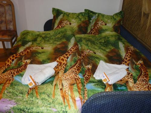 布达佩斯布达佩斯乔伊公寓的一张床上有一大堆长颈鹿