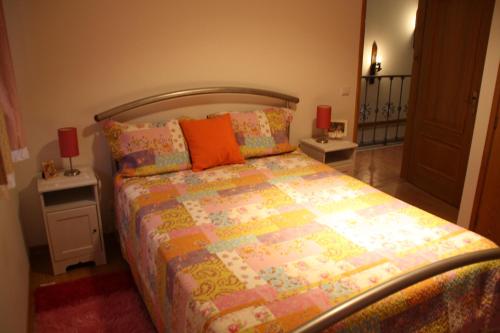 ValadaresCastelo dos Sonhos的一间卧室配有一张带五颜六色被子的床