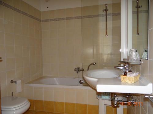 塞尔瓦迪卡多雷蒙德瓦尔酒店的带浴缸、盥洗盆和卫生间的浴室