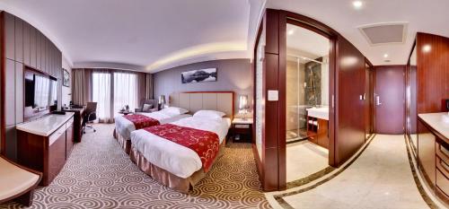 阿尔福维尔Hôtel Huatian Chinagora的酒店客房带两张床和一间浴室