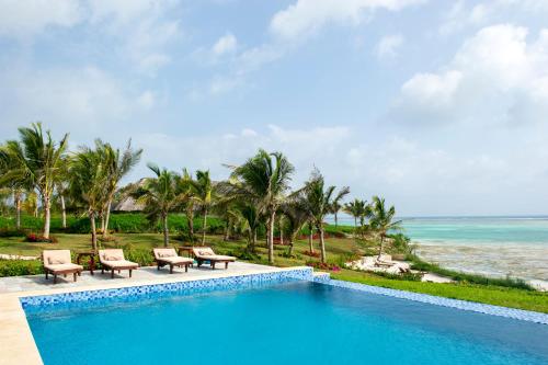 米查维Zawadi Hotel, Zanzibar的海景游泳池