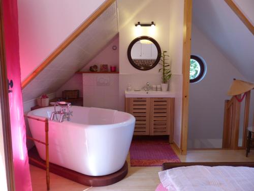Saint-Jouin-BrunevalLa Flore De Lys的浴室配有白色浴缸和水槽