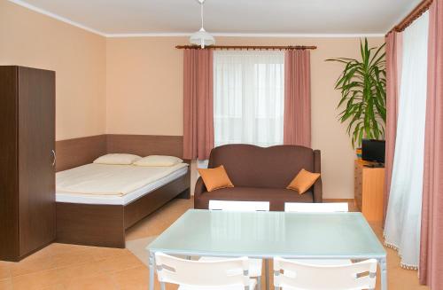 弗瓦迪斯瓦沃沃Family Homes - Sand Apartments的小房间设有一张床和一张桌子
