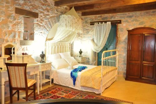 阿里奥波利斯卡缇玛卡拉吉尔格酒店的一间卧室配有一张床和一张书桌