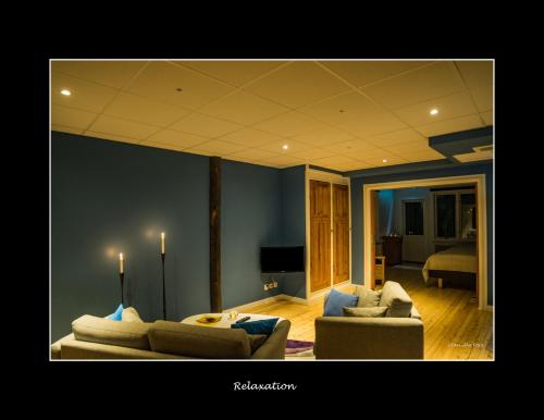 Lannavaara兰娜瓦拉酒店的一间带两张沙发的客厅和一间卧室