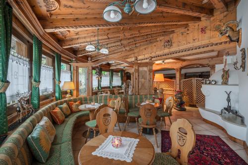 费拉迪普利米罗Brunet - The Dolomites Resort的带沙发和桌椅的客房