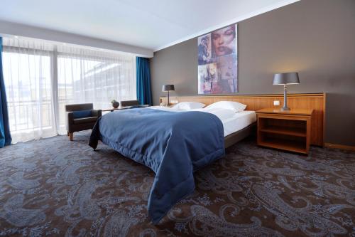 布兰肯费尔德柏林布兰登堡凡德瓦克酒店的酒店客房设有一张床和一个大窗户