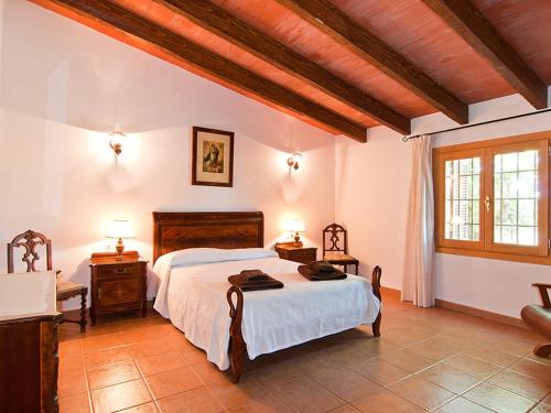 波雷雷斯Es Lladoner Villa的一间卧室设有床、两张桌子和一扇窗户