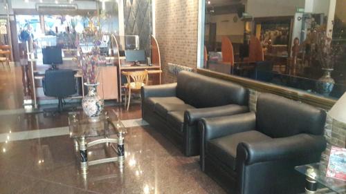 布宜诺斯艾利斯外交官酒店 的大堂设有两张沙发和商店内的一张桌子
