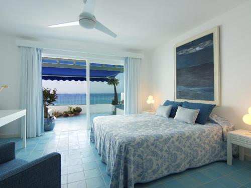 卡门港Luxury Sea Front Caleton 40的一间卧室配有一张床,享有海景