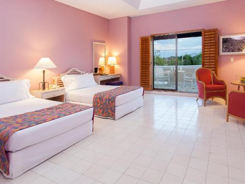 吉拉尔多特托卡勒玛酒店的酒店客房设有两张床和一个阳台。