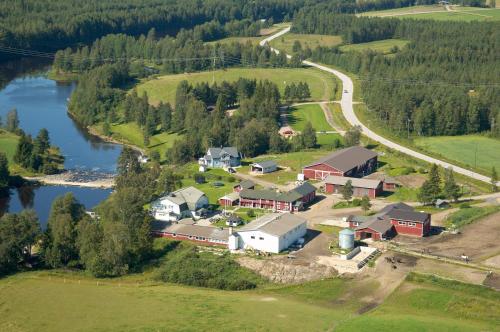 KestiläMaalaiskartano Pihkala的享有小村庄的空中景色,靠近河流