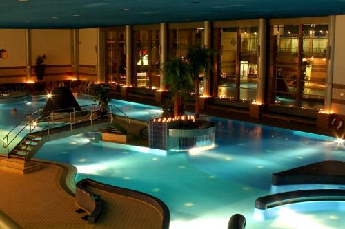 苏尔City Hotel Suhl的一座带灯光的大型游泳池