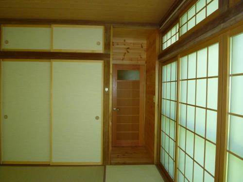 上田市安苏西田度假屋的一间设有门窗和走廊的房间