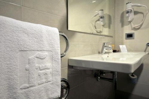耶西费德里克伊尔酒店的一间带水槽和毛巾的浴室