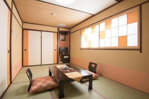 奈良天平旅馆的客房设有桌子、椅子和窗户。