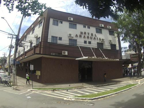 戈亚尼亚Hotel Araguaia Goiânia的街道拐角处的建筑物